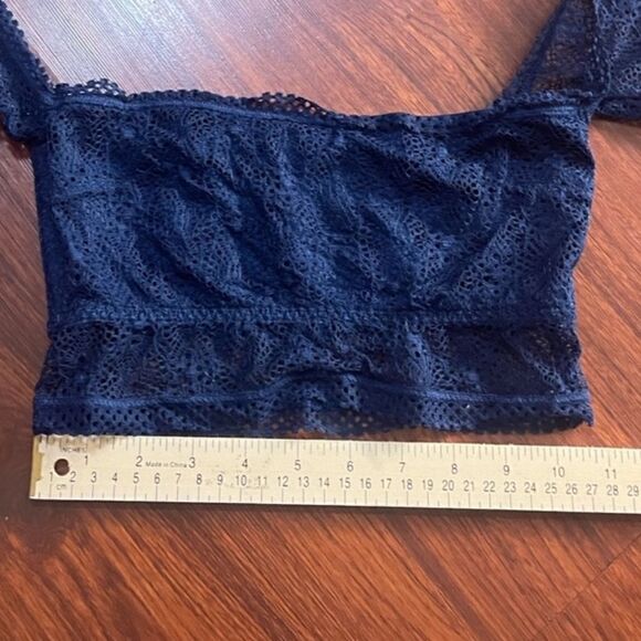 Victoria’s Secret Lace Bandeau
Bralette Off Shoulder top. Size small petite - Picture 3 of 9